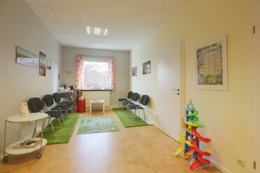 Ein Wartezimmer mit Spielzeug