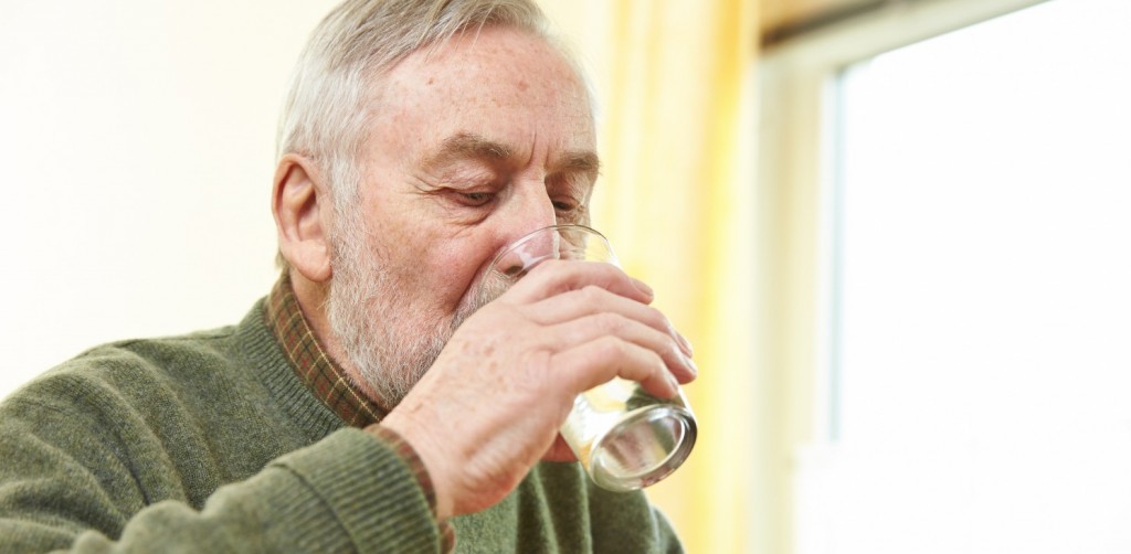 Rentner trinkt Wasser