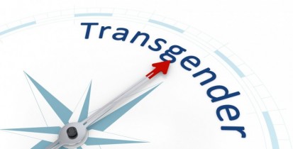 Blauer Kompass mit der Nadel gerichtet auf das Wort Transgender